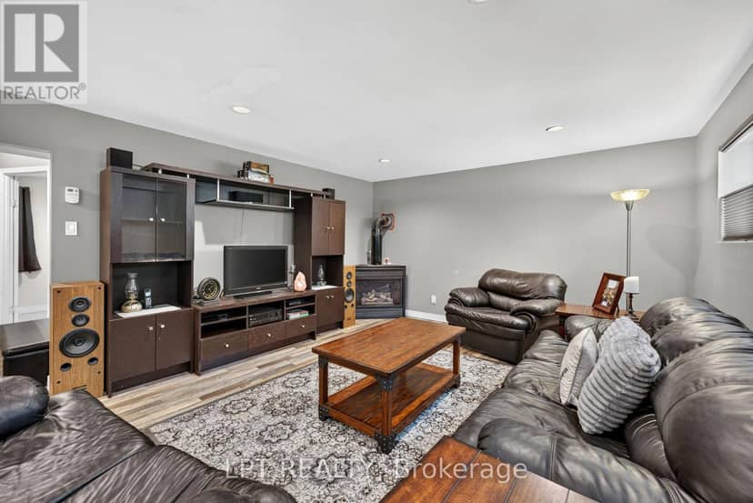 7806 Alfred Crescent — photo 31 of 40