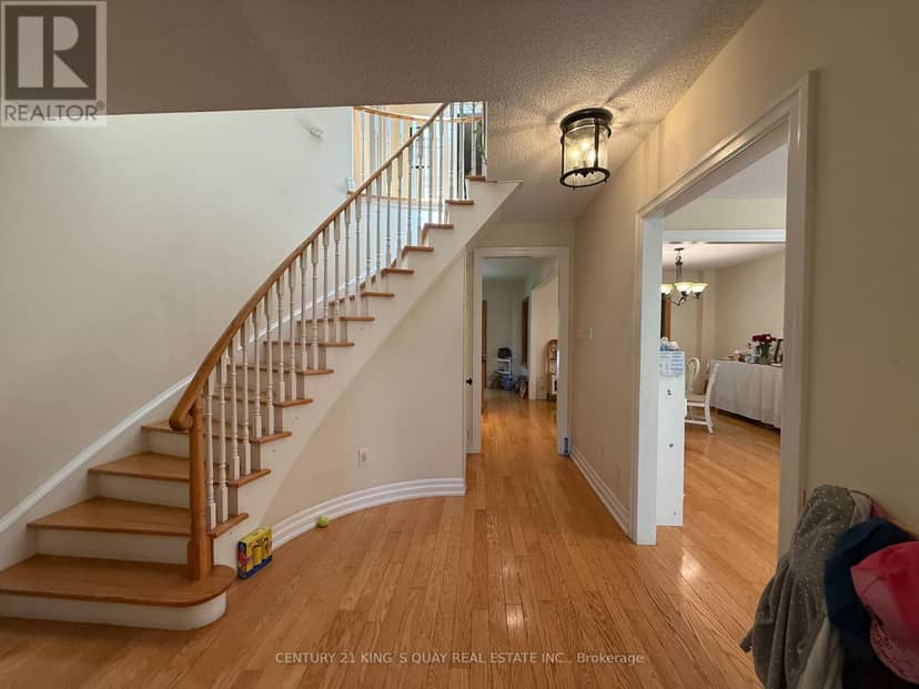 412 Freeman Crescent — photo 3 of 31