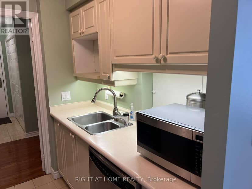 705 - 71 Simcoe Street — photo 10 of 14