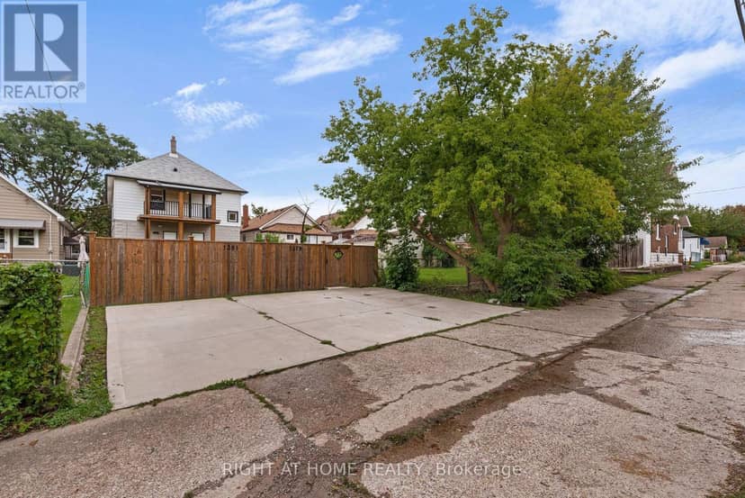 1379-1381 Pierre Avenue — photo 33 of 35