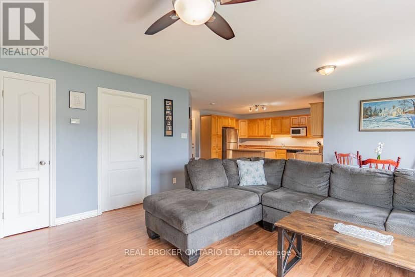 103 - 32 La Croisee Street — photo 10 of 25