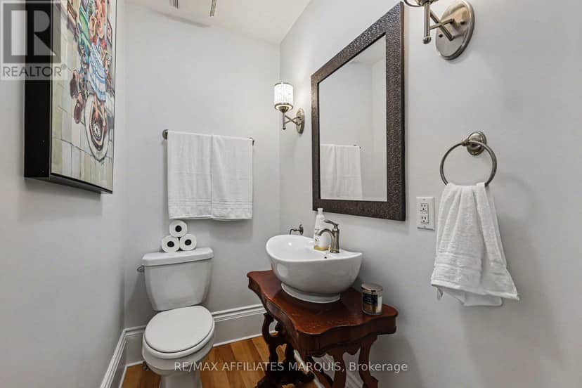 100 Elmsley Street N — photo 20 of 40