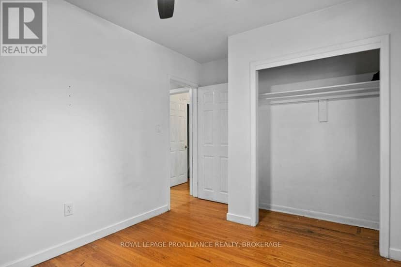 590 Macdonnell Street — photo 10 of 28