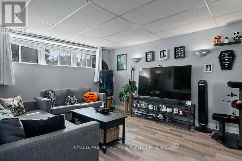 590 Macdonnell Street — photo 16 of 28