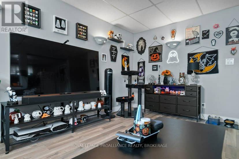 590 Macdonnell Street — photo 18 of 28