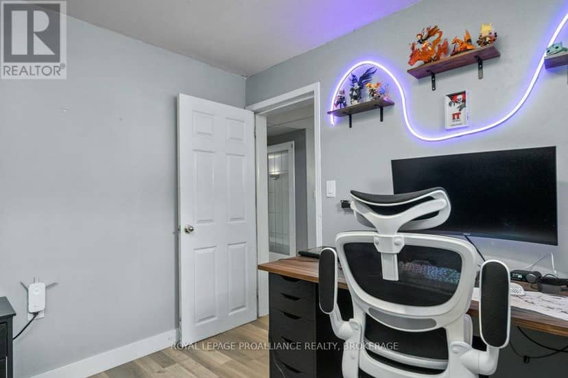 590 Macdonnell Street — photo 21 of 28