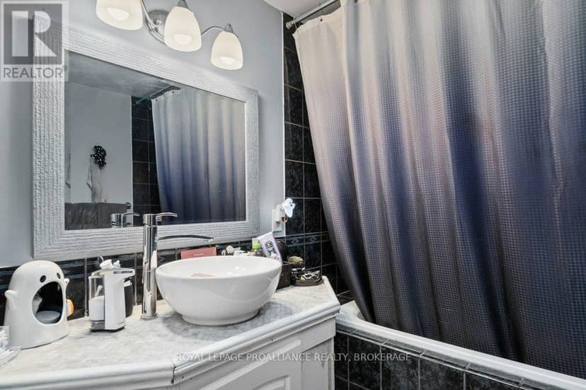 590 Macdonnell Street — photo 22 of 28