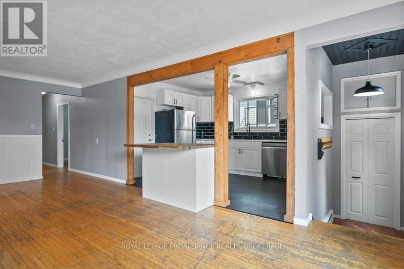 590 Macdonnell Street — photo 3 of 28