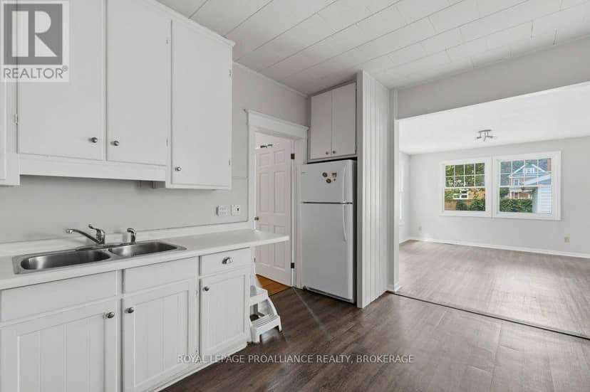256 Collingwood Street — photo 8 of 39