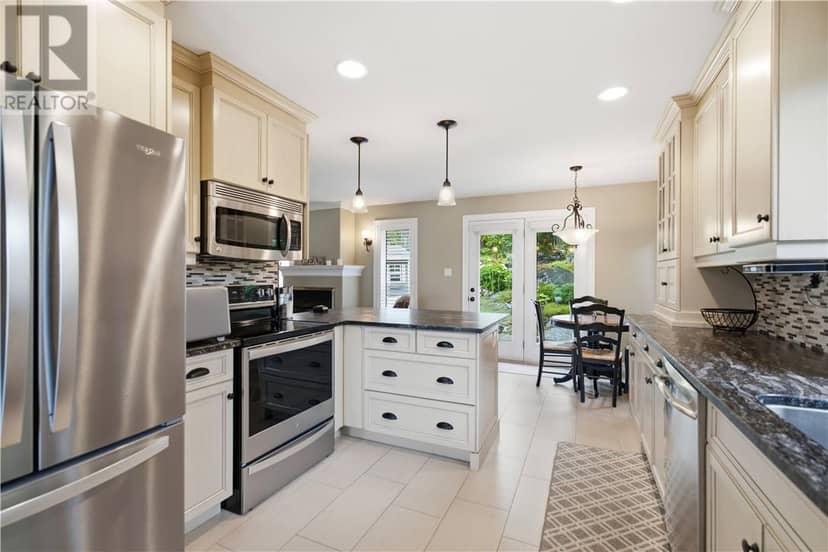 867 CONNAUGHT Avenue — photo 7 of 34