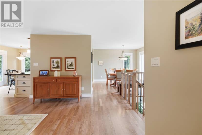 867 CONNAUGHT Avenue — photo 4 of 34