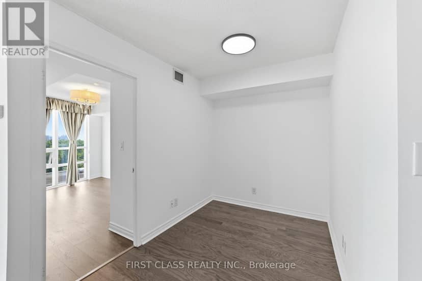 922 - 35 Hollywood Avenue — photo 11 of 20