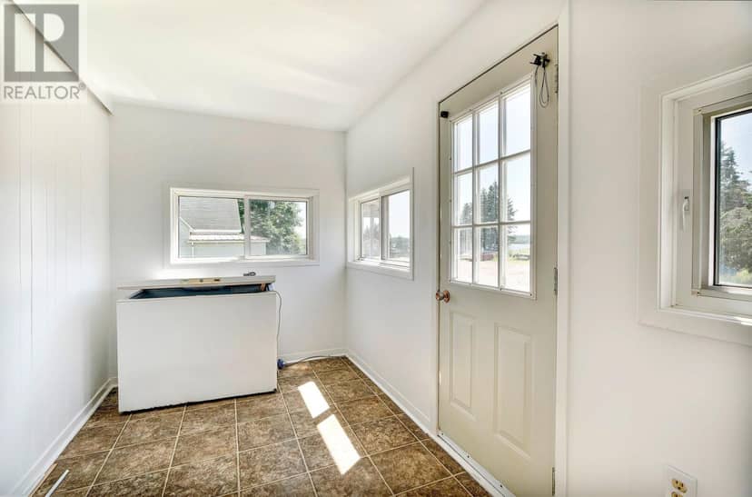 153 Newport Wharf Road — photo 8 of 32