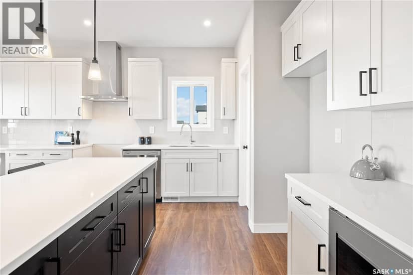 10 Vancouver CRESCENT — photo 11 of 37
