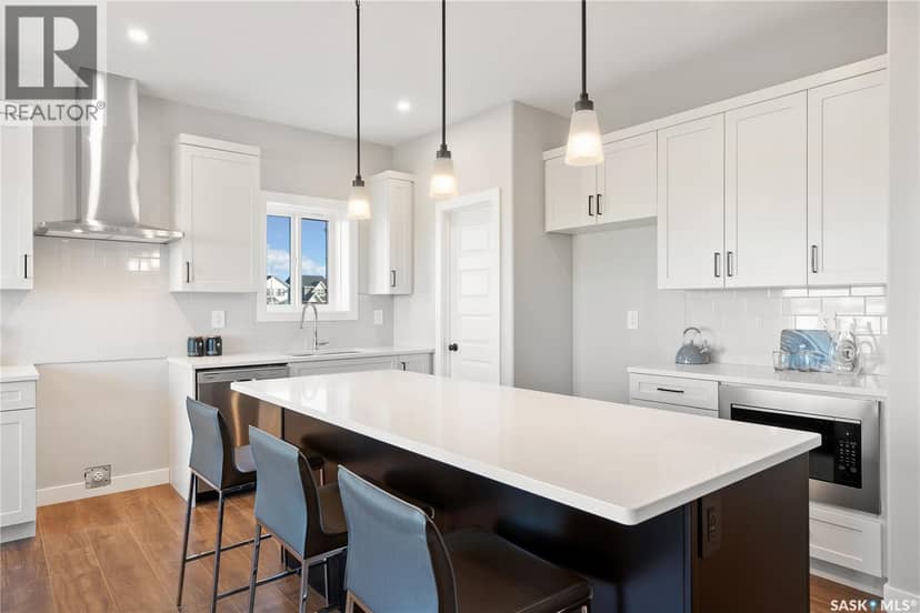 10 Vancouver CRESCENT — photo 9 of 37