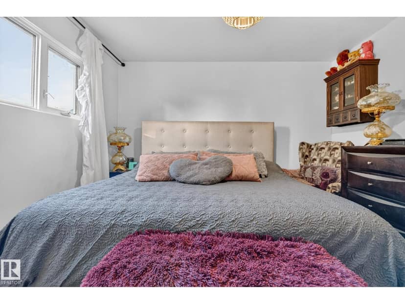 5307 104 AV NW — photo 14 of 33