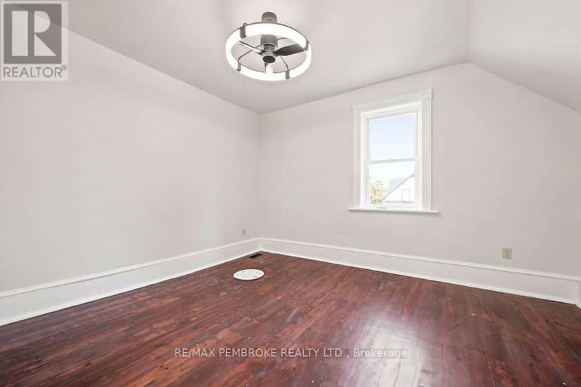 131 Bonnechere Street W — photo 14 of 40