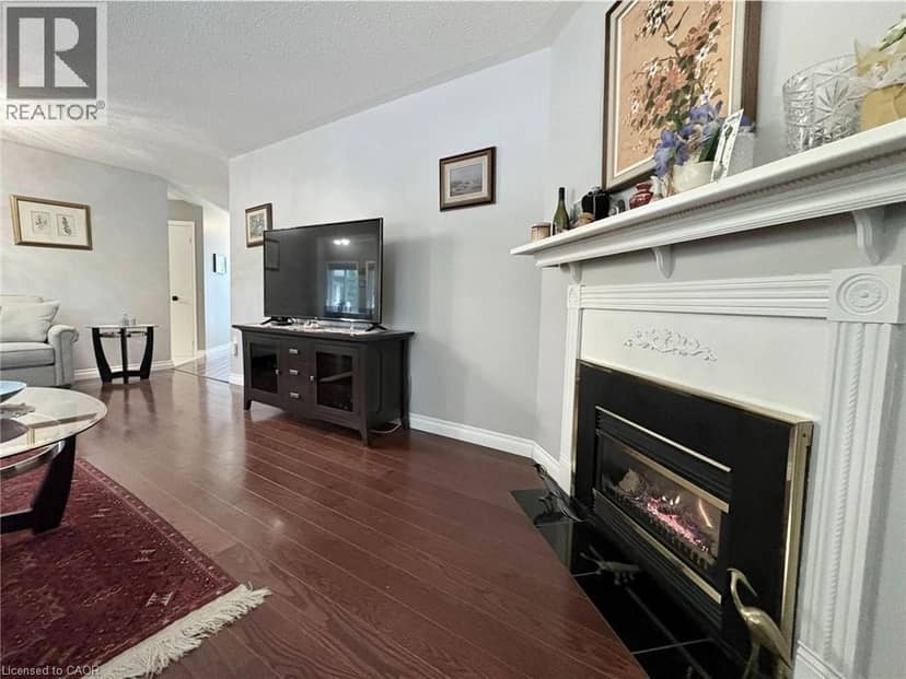 227 SILVERBIRCH Boulevard — photo 17 of 37