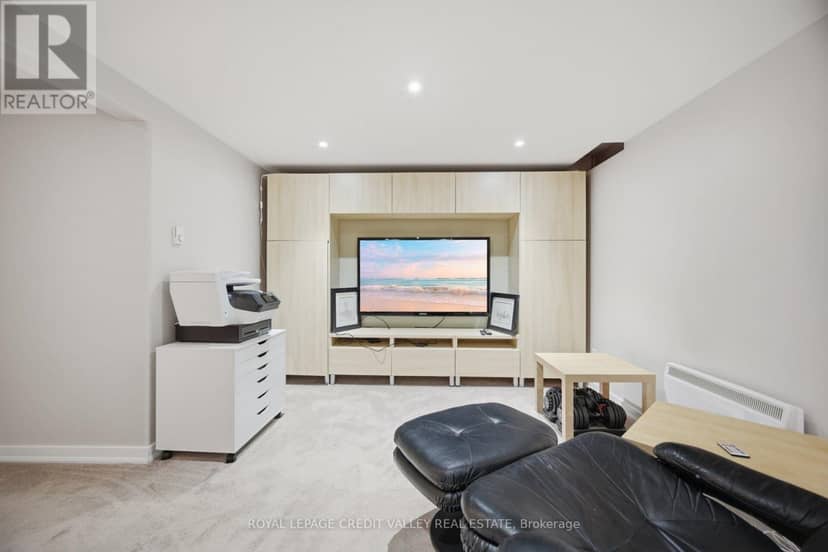 10 Gladstone Square — photo 34 of 40