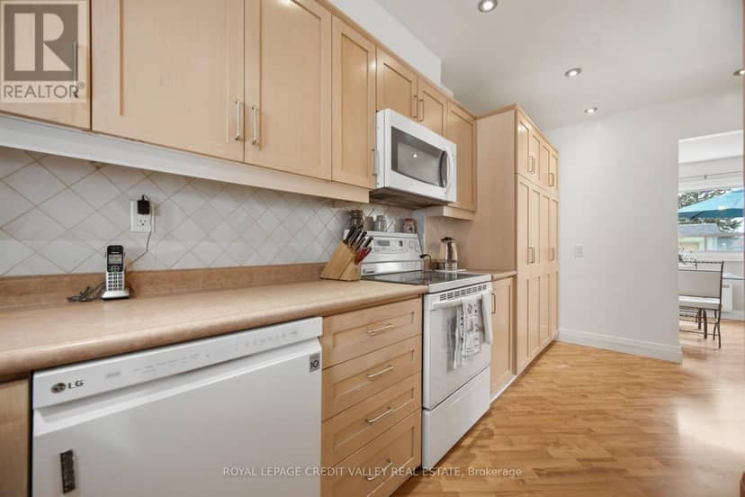 10 Gladstone Square — photo 17 of 40