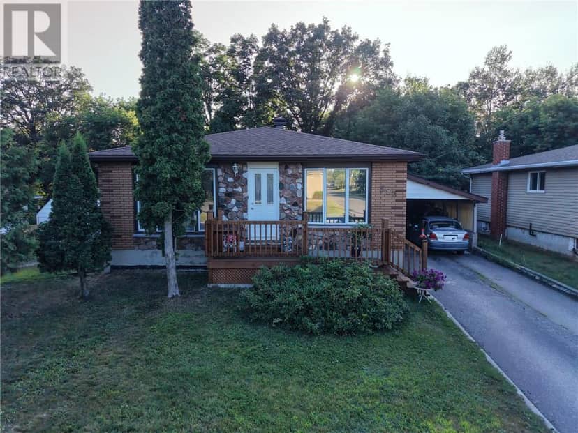 595 Brophy Street, Massey, photo 2