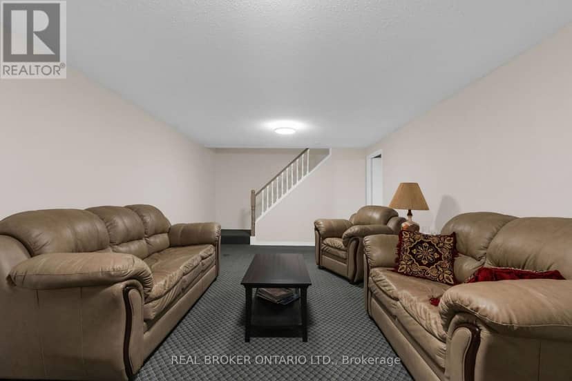 40 Farmingdale Crescent — photo 29 of 40