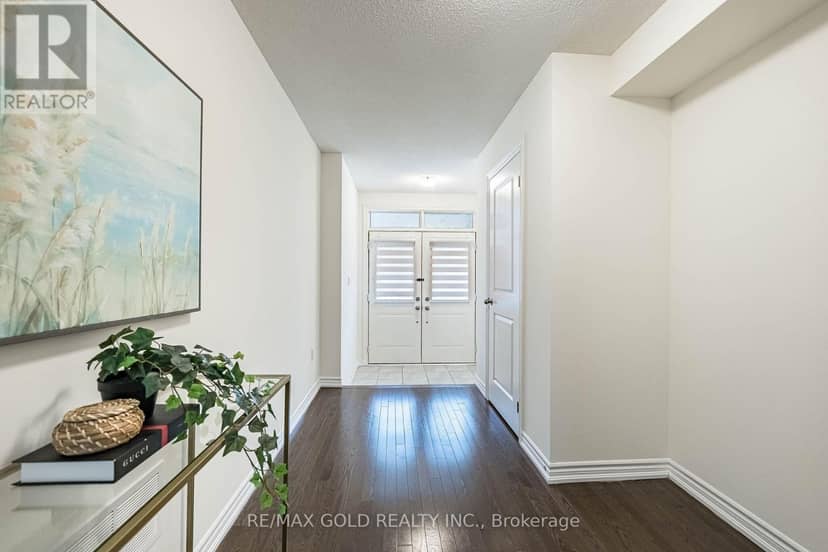 44 Donald Ficht Crescent — photo 11 of 40