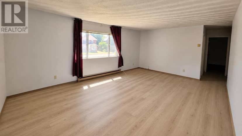 980 Wellington ST E — photo 3 of 7