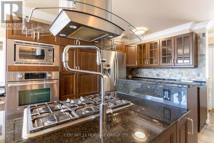 405 Champlain Road — photo 10 of 30