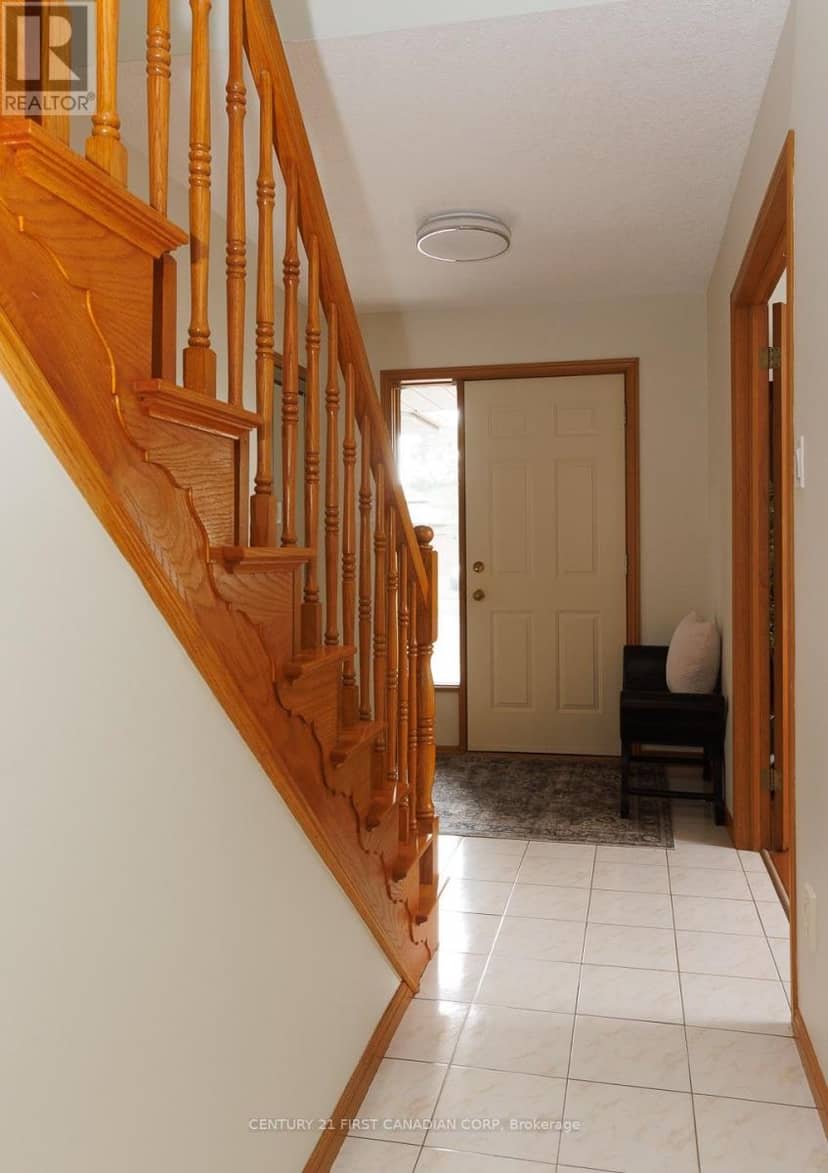 255 Deveron Crescent — photo 10 of 40