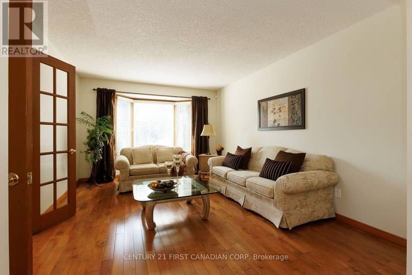 255 Deveron Crescent — photo 3 of 40