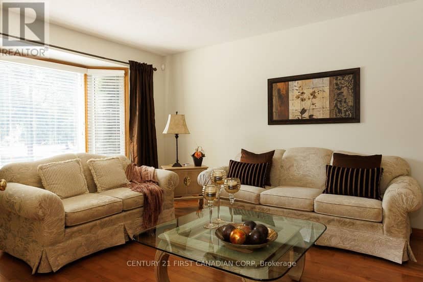 255 Deveron Crescent — photo 4 of 40