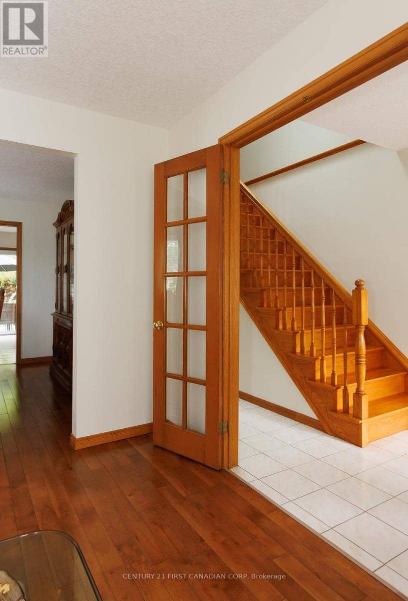 255 Deveron Crescent — photo 8 of 40