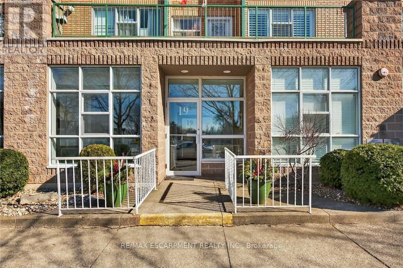 303 - 19 Lake Avenue S — photo 4 of 36