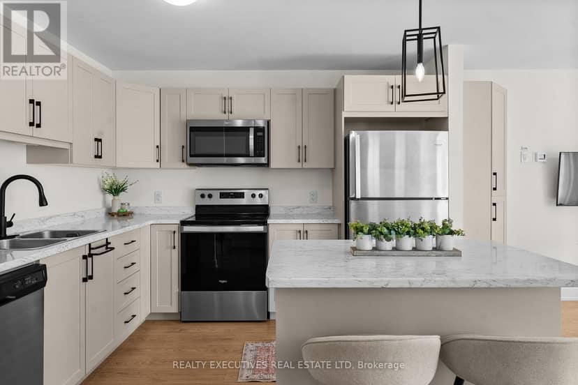 31 Whitcomb Crescent — photo 14 of 35