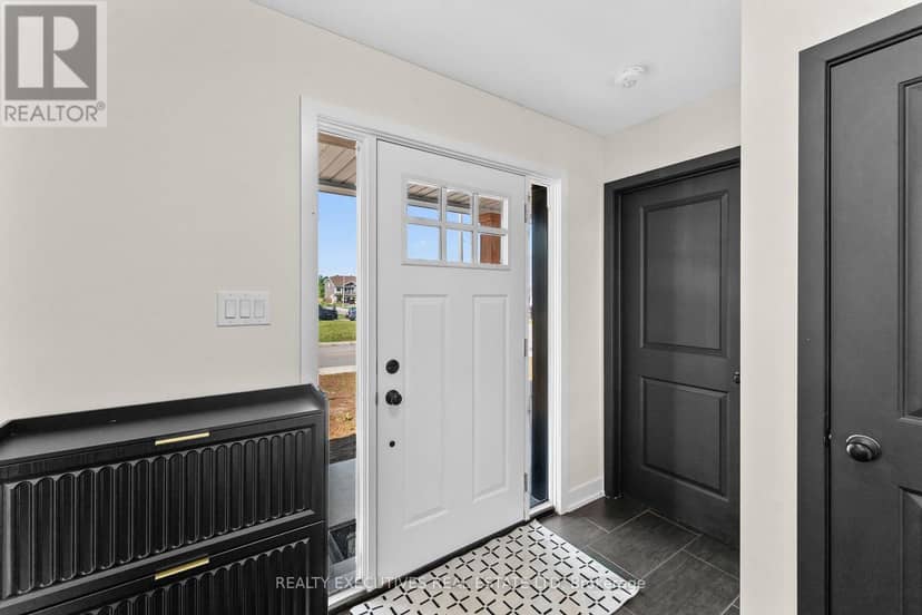 31 Whitcomb Crescent — photo 4 of 35
