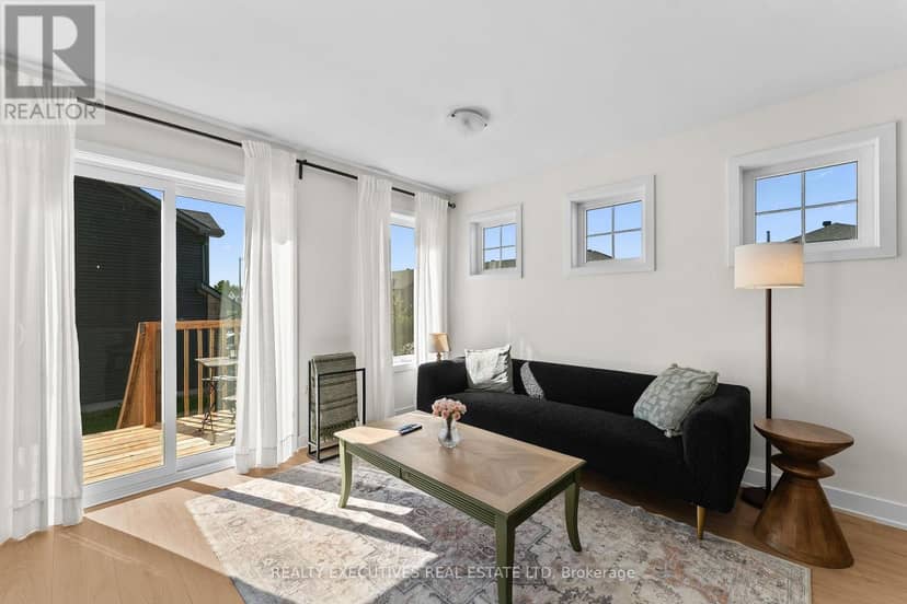 31 Whitcomb Crescent — photo 6 of 35