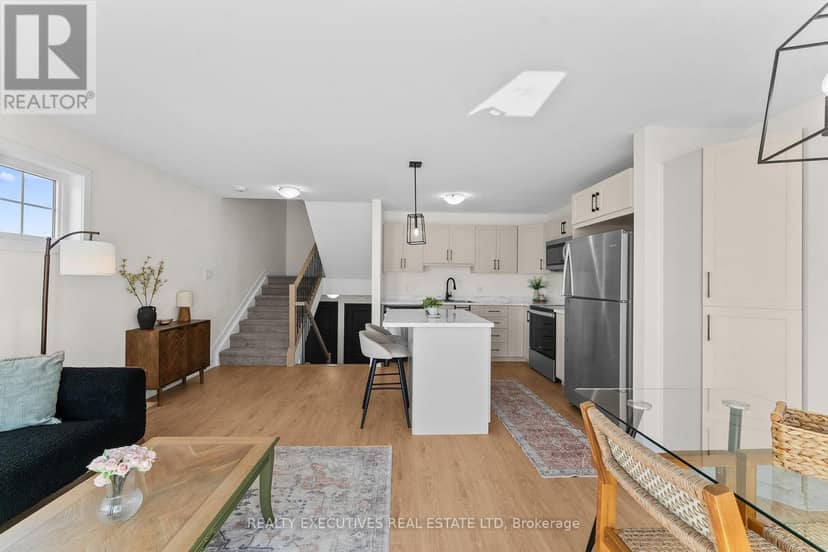 31 Whitcomb Crescent — photo 7 of 35