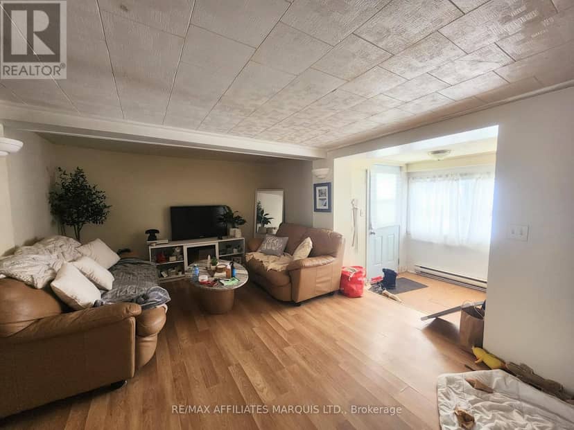 12 - 12A Cartier Avenue — photo 3 of 14