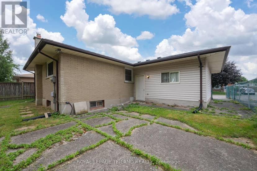 160 Wellesley Crescent — photo 19 of 25