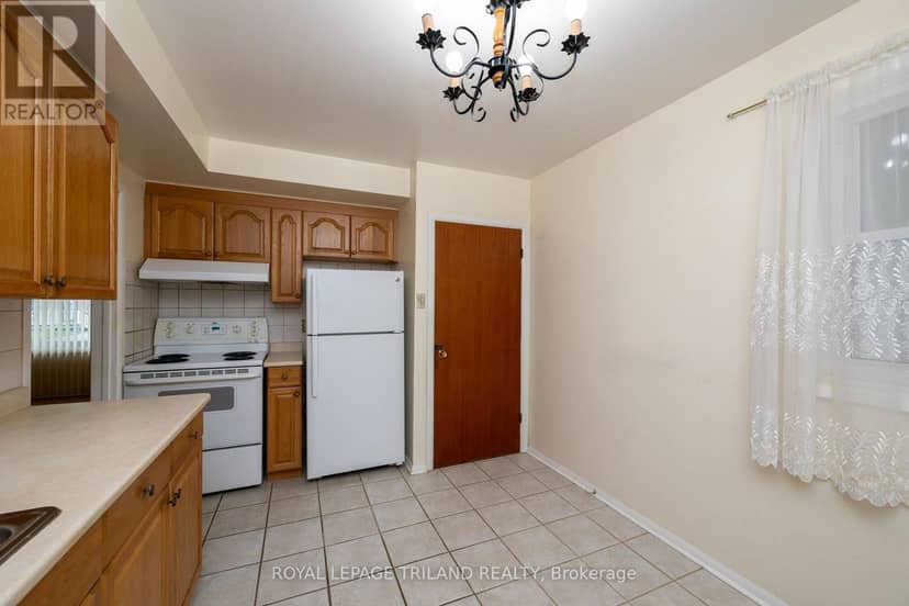 160 Wellesley Crescent — photo 8 of 25