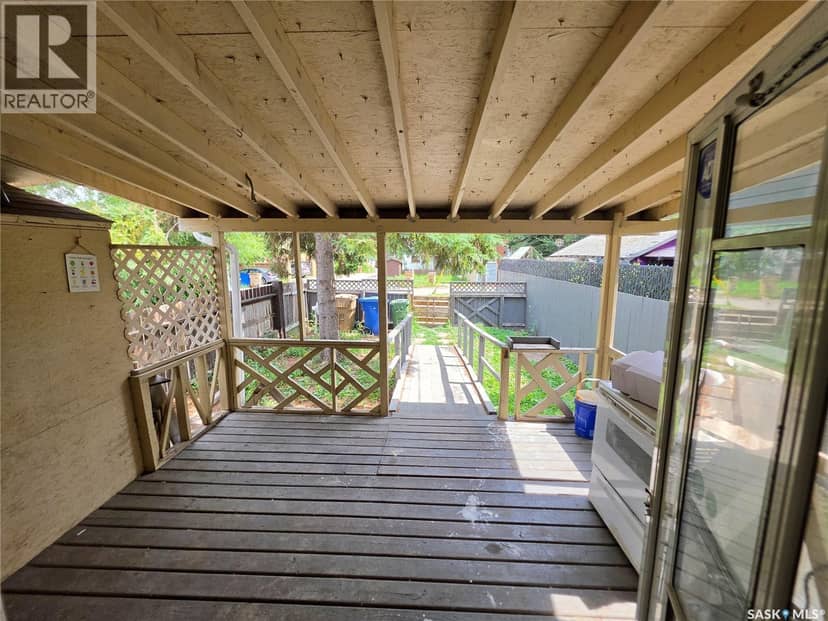 1525 Elphinstone STREET — photo 10 of 12