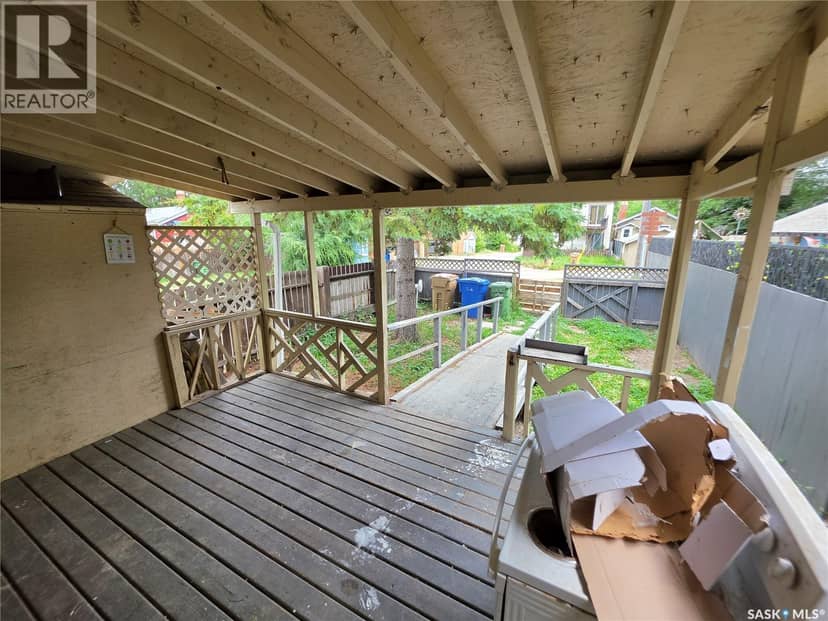 1525 Elphinstone STREET — photo 11 of 12