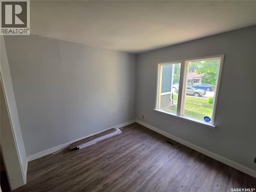 1525 Elphinstone STREET — photo 9 of 12