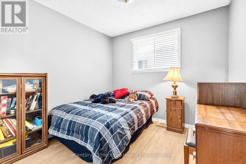 18 Locust Crescent — photo 15 of 29