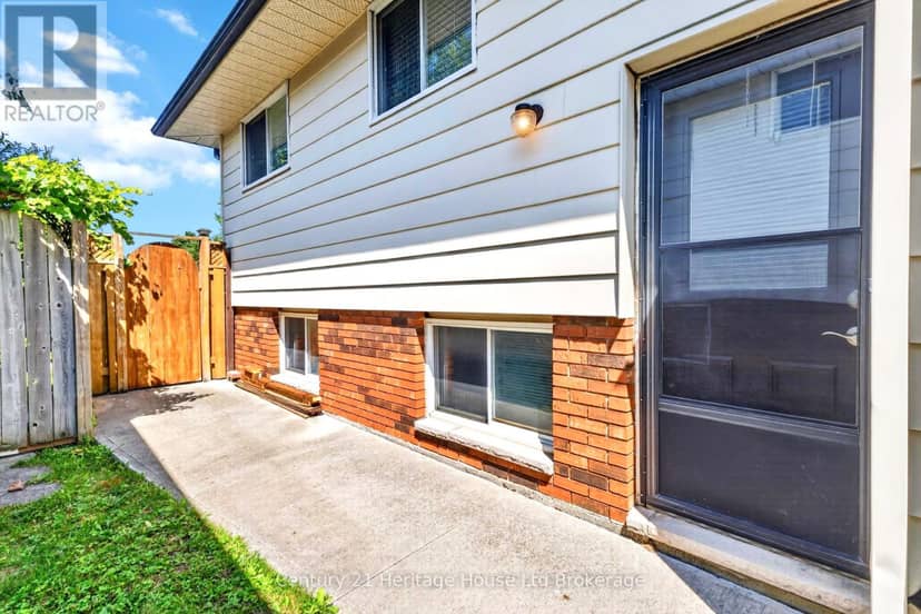 18 Locust Crescent — photo 23 of 29