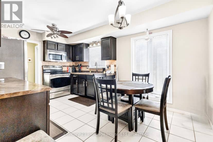 18 Locust Crescent — photo 8 of 29
