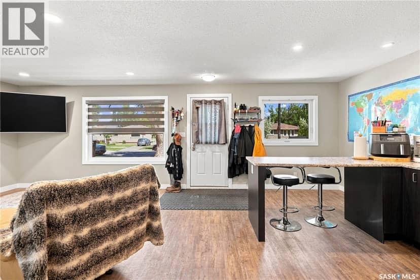 145 Lillooet STREET E — photo 4 of 40
