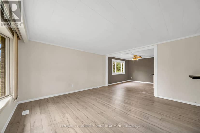 18580 Dufferin Street — photo 12 of 40