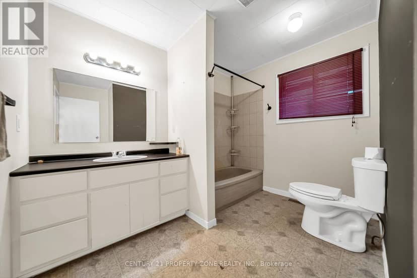 18580 Dufferin Street — photo 32 of 40